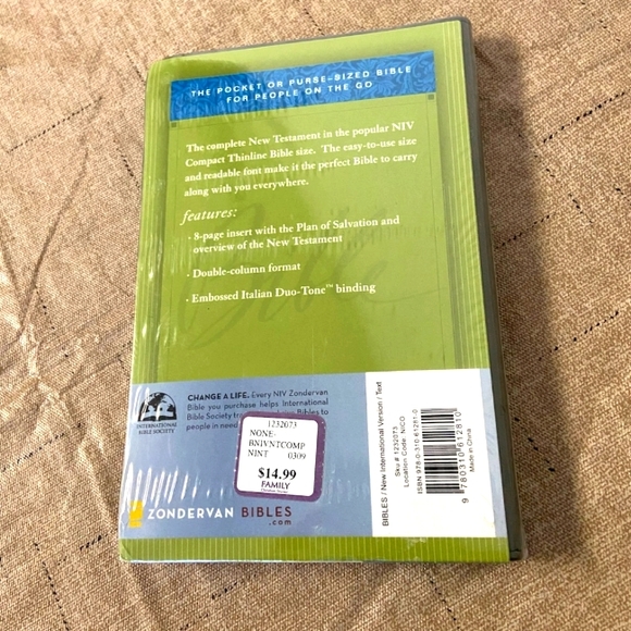 NIV  New Testament Compact Bible NWT - Picture 2 of 4
